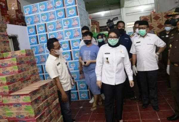 Bupati Mamuju Sitti Sutinah Suhardi saat memantau stok kebutuhan pokok di salah satu distributor di Kabupaten Mamuju