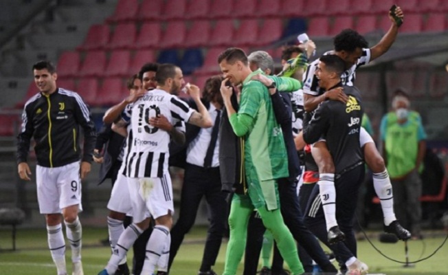 Para pemain Juventus melakukan selebrasi setelah mendapat kepastian finis di empat besar klasemen Liga Italia usai mengalahkan Bologna di Stadion Renato Dall'Ara,
