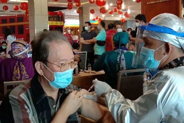 Petugas melakukan vaksin terhadap lansia di Makassar