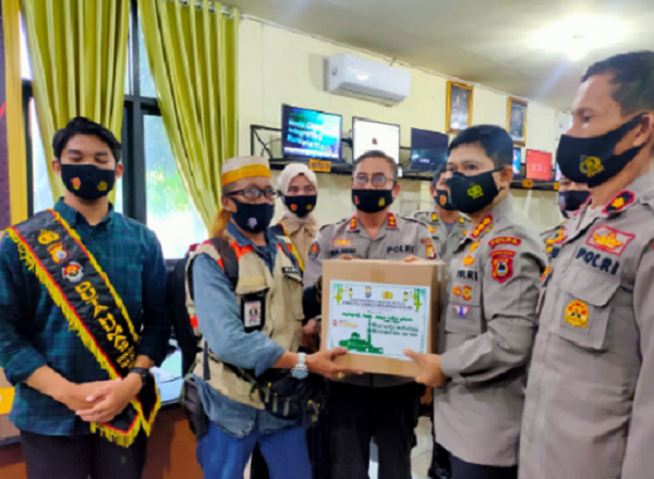 Polda Sulsel Bagikan Ratusan Bingkisan Lebaran