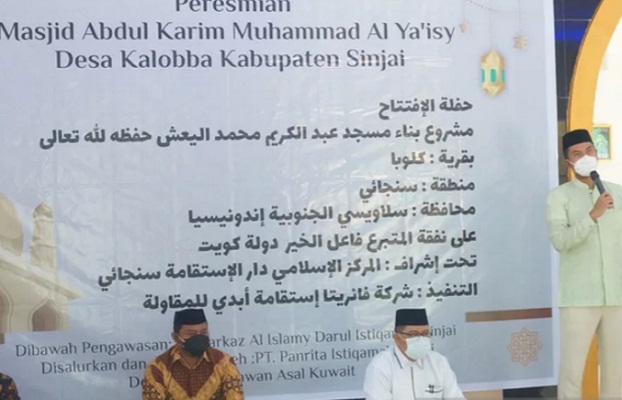 Bupati Sinjai Andi Seto Asapa memberikan sambutan saat meresmikan Masjid Abdul Karim
