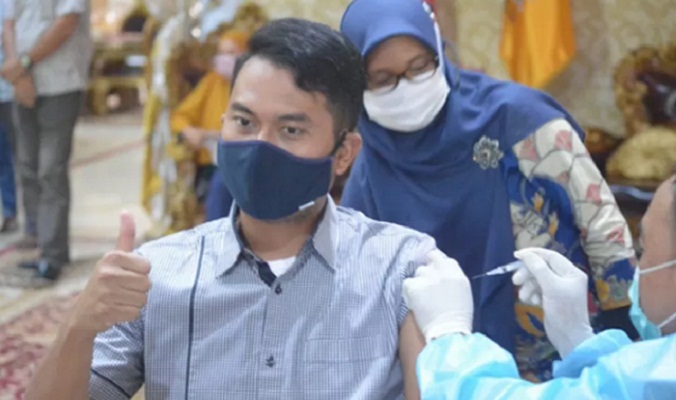 Bupati Sinjai Andi Seto Asapa saat menjalani vaksinasi COVID-19 tahap pertama di rumah jabatan Bupati Sinjai,