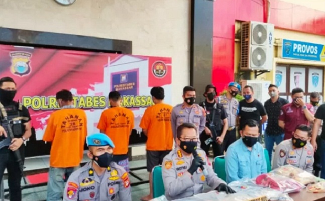 Kapolrestabes Makassar, Kombes Pol Witnu Urip Laksana saat rilis kasus beserta pelaku kejahatan di halaman kantornya, Jalan Ahmad Yani, Makassar, Sulawesi Selatan,