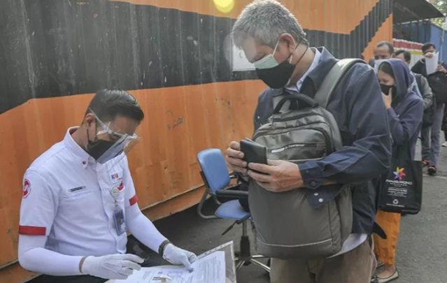 Petugas memeriksa Surat Tanda Registrasi Pekerja calon penumpang yang akan menggunakan transportasi Kereta Rel Listrik di Stasiun Bekasi, Jawa Barat