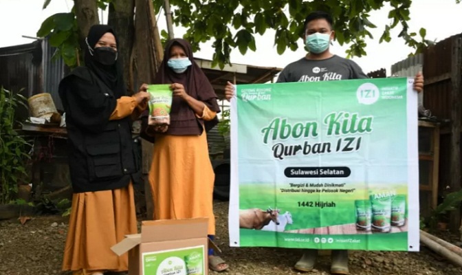 Pihak IZI Sulsel saat membagikan daging kurban dalam bentuk abon pada kawasan pinggiran di Jalan Aeropala Makassar, Sulsel,