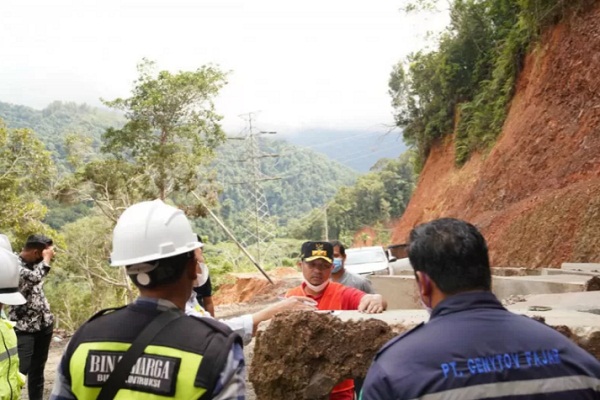 Plt Gubernur Sulsel Andi Sudirman Sulaiman mengunjungi pembangunan jalan penghubung Palopo-Torut di Palopo,
