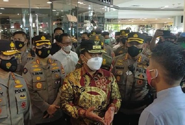 kapolda-sulsel-bersama-plt-gubernur-sulsel-cek-penerapan-protkes-mall