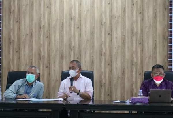 Bupati Polewali Mandar Andi Ibrahim Masdar pada rapat monitoring dan evaluasi pelayananpenanganan COVID-19 di sektor kesehatan