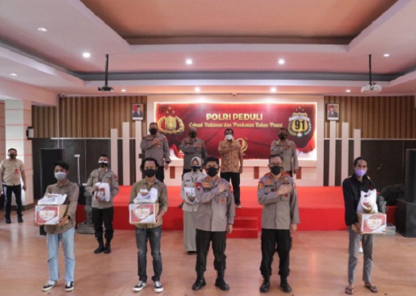 Kapolda Sulsel Distribusikan Bansos Bagi Nakes dan Masyarakat Papua di Kota Makassar