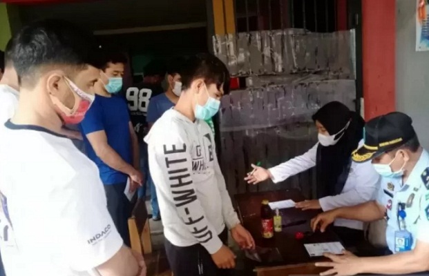 Para pengungsi pencari suaka saat didata oleh petugas Rudenim Makassar