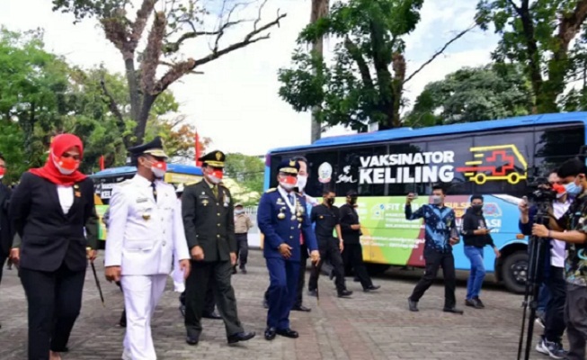 Pelaksana Tugas Gubernur Sulawesi Selatan Andi Sudirman Sulaiman bersama Forkopimda melewati bus vaksinasi keliling di sela peringatan HUT RI ke-76 di Kota Makassar