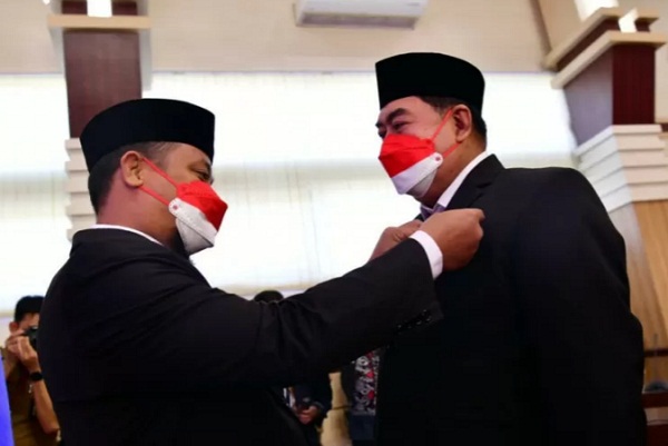 Pelaksana Tugas Gubernur Sulawesi Selatan Andi Sudirman Sulaiman menyematkan tanda kehormatan Satyalancana Karya Satya kepada ASN di Makassar