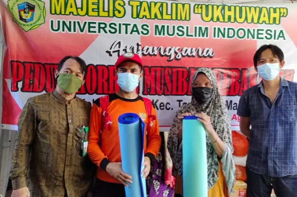 Pengurus MT Ukhuwah UMI Makassr, Senin membagikan bantuan kepada para korban kebakaran di Makassar,