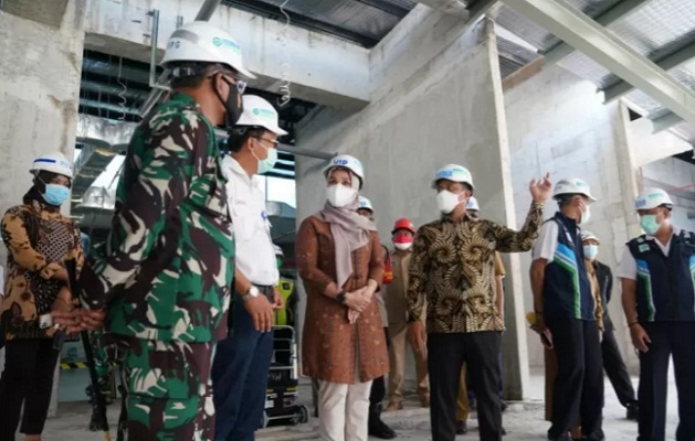 Plt Gubernur Sulawesi Selatan Andi Sudirman Sulaiman meninjau pembangunan perluasan kawasan Bandara Internasional Sultan Hasanuddin Makassar,