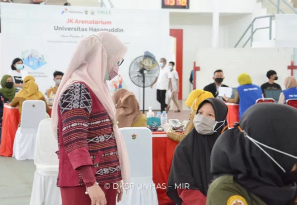 Rektor Unhas Prof Dr Dwia Aries Tina Palubuhu MA meninjau pelaksanaan vaksinan massal bagian III di GOR Arenatorium JK Unhas Makassar,
