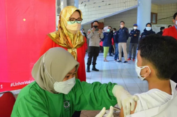 Rektor Unhas Prof Dr Dwia Aries Tina Palubuhu MA menyaksikan langsung proses vaksinasi kepada Maba di Makassar