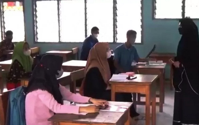 Suasana proses belajar mengajar Pertemuan Tata Muka di SMA Negeri 3 Maros, PPKM level 3 di Kabupaten Maros, Sulawesi Selatan