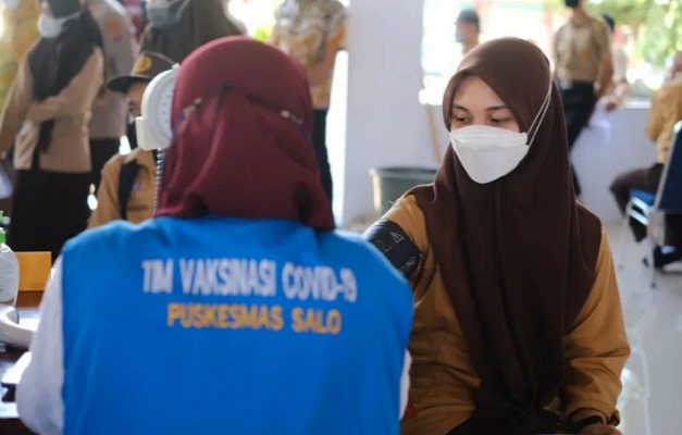 Tim medis menyuntikkan vaksin COVID-19 kepada pelajar di Kabupaten Pinrang