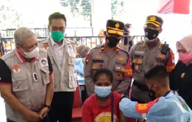 Wakapolda Sulsel, Brigjen Pol Halim Pagarra didampingi Wakil Rektor UNM, Karta Jayadi beserta jajarannya saat menyaksikan proses vaksinasi COVID-19 di pelataran halaman Menara Pinisi