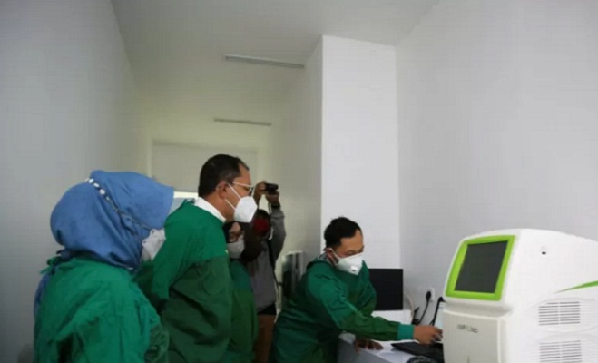 Wali kota Makassar Moh Ramdhan Pomanto saat meninjau persiapan Laboratorium Makassar Recover di RSUD Daya Makassar