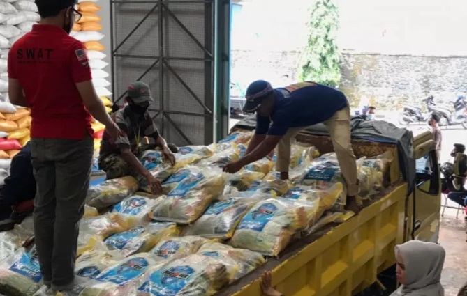 Ilustrasi - Pengangkutan ribuan paket bansos dari gudang Bulog untuk disalurkan ke 14 kecamatan se-Kota Makassar, Sulsel