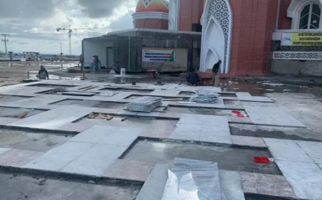 Ilustrasi. Pengerjaan Masjid 99 Kubah Makassar, Sulsel.