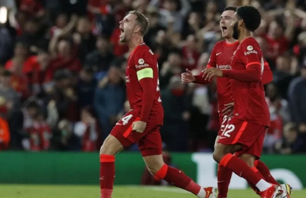 Kapten Liverpool Jordan Henderson merayakan golnya ke gawang AC Milan dalam pertandingan Grup B Liga Champions di Stadion Anfield, Liverpool, Inggris,