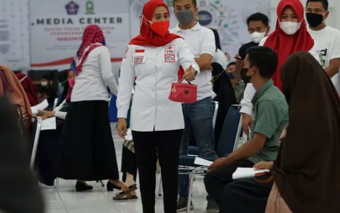 Ketua PMI Sinjai Hj Andi Nurhilda Daramata Seto berbincang dengan seorang warga yang mengikuti vaksinasi COVID-19 di Gedung Pertemuan,