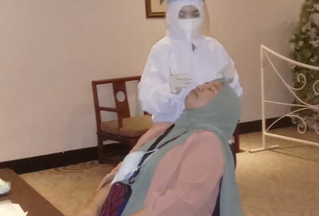 Pelaksanaan swab antigen bagi warga yang hendak mengikuti salah satu kegiatan di sebuah hotel Makassar, Sulsel.