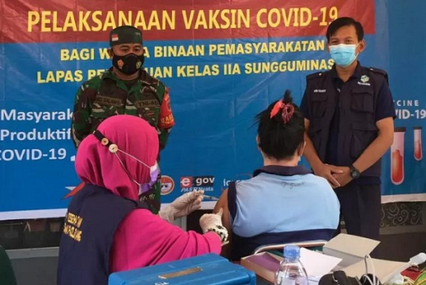 Pelaksanaan vaksinasi COVID-19 di Lapas Narkotika Sungguminasa, Kabupaten Gowa, Sulawesi Selatan
