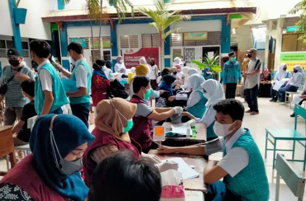 Pelaksanaan vaksinasi massal bagi siswa SMP 6 Makassar yang turut diikuti para orangtua,