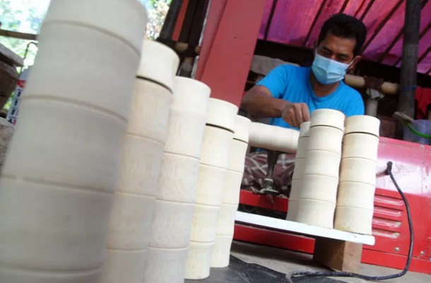 Perajin mengerjakan pembuatan tempat minum dari bahan bambu yang telah di ekspor ke negara Jerman di MQ Art Bamboo, Kelurahan Situgede, Kota Bogor