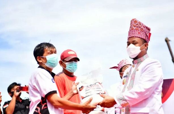 Plt Gubernur Sulawesi Selatan Andi Sudirman Sulaiman melepas bantuan sosial gotong royong di Toraja