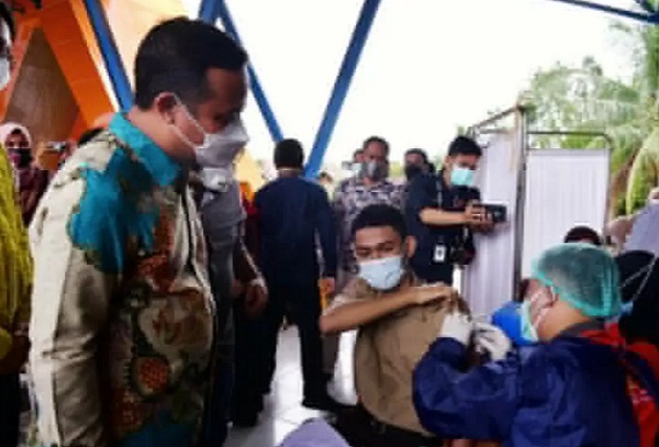 Plt Gubernur Sulsel melihat langsung proses vaksinasi bagi pelajar di Sulsel