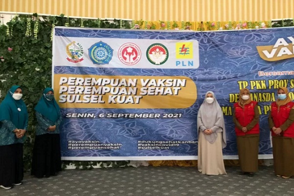 Plt Ketua PKK Sulsel Naoemi Octarina (tiga kanan) pada acara vaksinasi di Makassar.