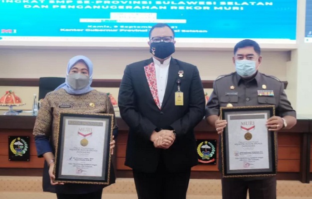 Sekdaprov Sulsel dan Kepala Balai Badan POM Kota Makassar, Hardaningsih menerima penghargaan dari MURI di Ruang Rapim Kantor Gubernur Sulsel, Makassar