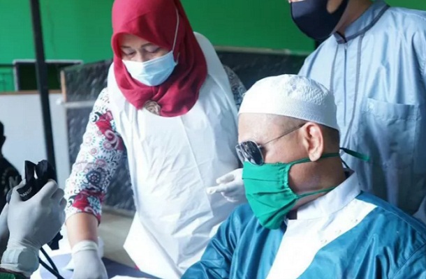 Seorang disabilitas sat menjalani proses vaksinasi COVID-19 yang digelar oleh Kalla Group di Makassar,