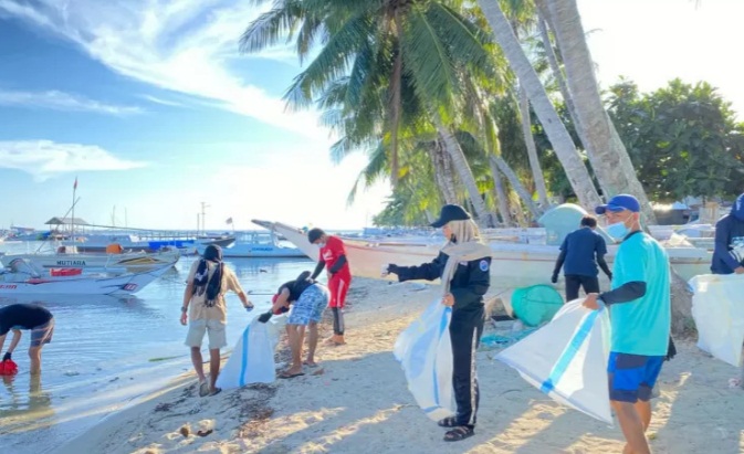 Suasana aksi bersih-bersih pantai dan pesisir Pulau Gondong Bali,