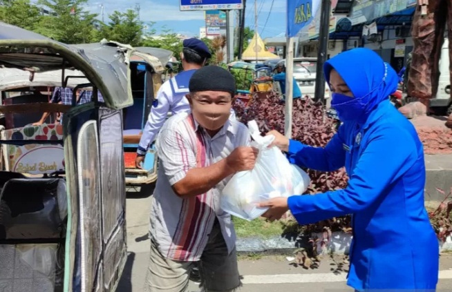 Suasana kegiatan pembagian sembako pada Hari Jadi Ke-76 TNI AL di kawasan Mako Lantamal VI Makassar,