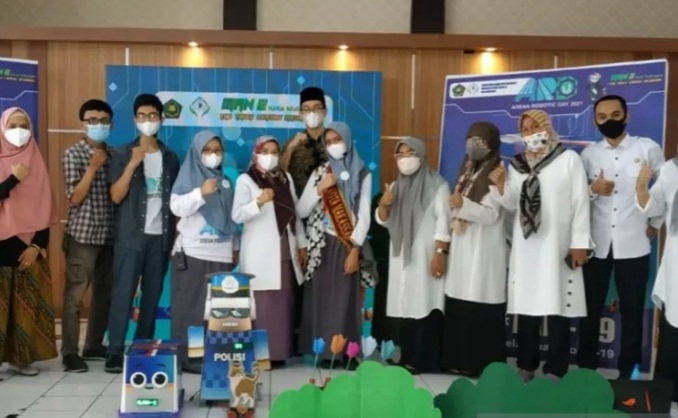 Tim Robotic MAN 2 Makassar berhasil menjuarai dua kategori dari lima kategori yang dipertandingkan dalam Asean Robotic Day (ARD) 2021.