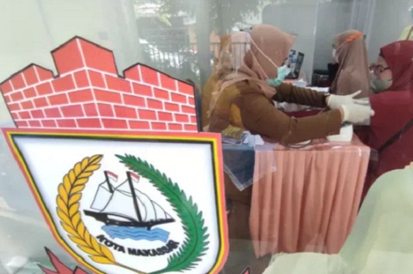 Tim medis memeriksa kesehatan peserta untuk mendapatkan vaksinasi COVID-19 di kelurahan Mappala, Kecamatan Rappocini, Makassar, Sulawesi Selatan,